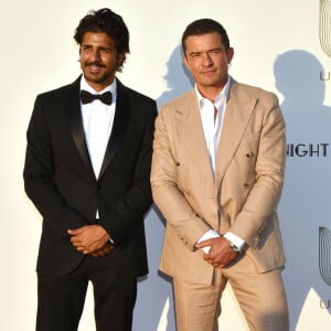 Jay Ali et Orlando Bloom - Photocall du dîner de charité "Knights of Charity" au Château de la Croix des Gardes à Cannes le 22 juillet 2024.