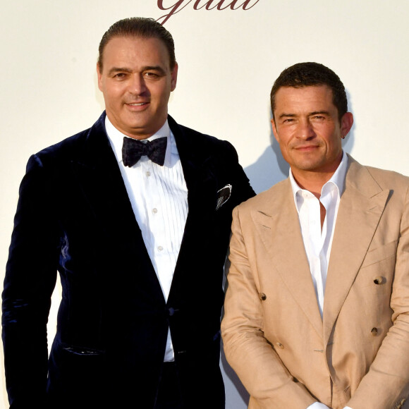 Milutin Gatsby et Orlando Bloom - Photocall du dîner de charité "Knights of Charity" au Château de la Croix des Gardes à Cannes le 22 juillet 2024.