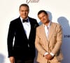 Un événement de renom que le philantrope Milutin Gatsby a organisé pour mettre à l'honneur de nombreuses associatives caricatives.
Milutin Gatsby et Orlando Bloom - Photocall du dîner de charité "Knights of Charity" au Château de la Croix des Gardes à Cannes le 22 juillet 2024.