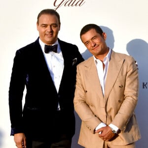 Un événement de renom que le philantrope Milutin Gatsby a organisé pour mettre à l'honneur de nombreuses associatives caricatives.
Milutin Gatsby et Orlando Bloom - Photocall du dîner de charité "Knights of Charity" au Château de la Croix des Gardes à Cannes le 22 juillet 2024.