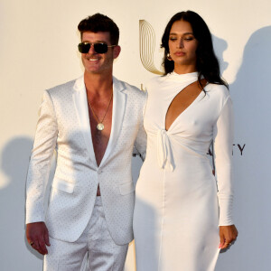 Robin Thicke et sa compagne April Love Geary - Photocall du dîner de charité "Knights of Charity" au Château de la Croix des Gardes à Cannes le 22 juillet 2024.