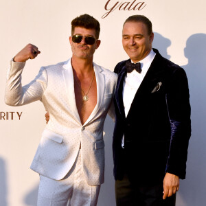 Robin Thicke et Milutin Gatsby - Photocall du dîner de charité "Knights of Charity" au Château de la Croix des Gardes à Cannes le 22 juillet 2024.