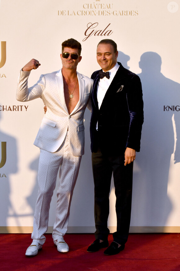 Robin Thicke et Milutin Gatsby - Photocall du dîner de charité "Knights of Charity" au Château de la Croix des Gardes à Cannes le 22 juillet 2024.