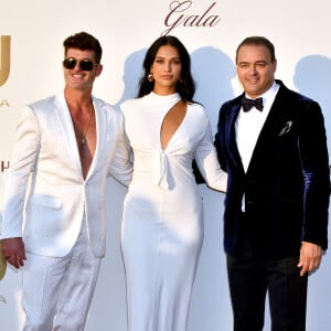 Robin Thicke avec sa compagne April Love Geary et Milutin Gatsby - Photocall du dîner de charité "Knights of Charity" au Château de la Croix des Gardes à Cannes le 22 juillet 2024. © Bruno Bebert/Bestimage 