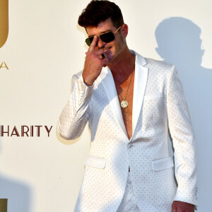 Ou encore Robin Thicke pour ne citer que lui !
Robin Thicke - Photocall du dîner de charité "Knights of Charity" au Château de la Croix des Gardes à Cannes le 22 juillet 2024. © Bruno Bebert/Bestimage 