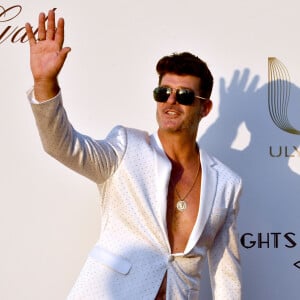 Robin Thicke - Photocall du dîner de charité "Knights of Charity" au Château de la Croix des Gardes à Cannes le 22 juillet 2024.