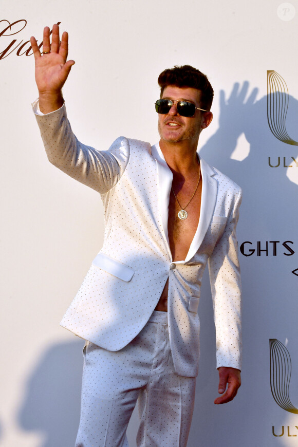 Robin Thicke - Photocall du dîner de charité "Knights of Charity" au Château de la Croix des Gardes à Cannes le 22 juillet 2024.