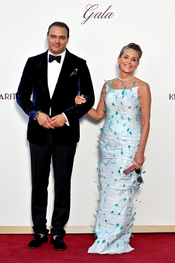 Milutin Gatsby et Sharon Stone - Photocall du dîner de charité "Knights of Charity" au Château de la Croix des Gardes à Cannes le 22 juillet 2024. © Bruno Bebert/Bestimage 