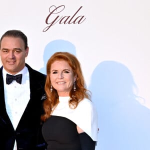 Milutin Gatsby et Sarah Ferguson, duchesse d'York - Photocall du dîner de charité "Knights of Charity" au Château de la Croix des Gardes à Cannes le 22 juillet 2024.