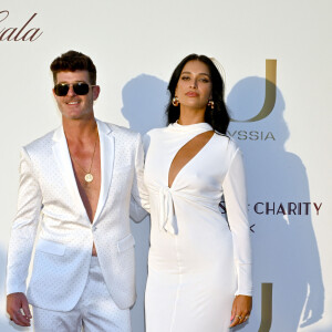 Robin Thicke et sa compagne April Love Geary - Photocall du dîner de charité "Knights of Charity" au Château de la Croix des Gardes à Cannes le 22 juillet 2024.