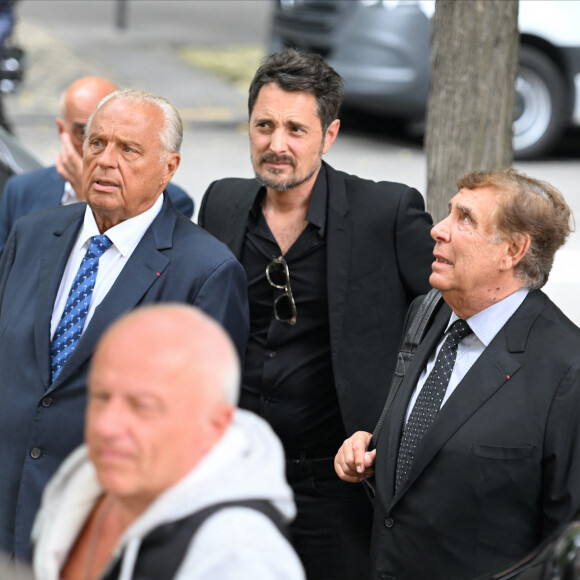 Du beau monde est venu rendre un dernier hommage à Nonce Paolini 
Vincent Cerutti, Gérard Louvin et Jean-Pierre Foucault - Arrivées aux obsèques de Nonce Paolini en l'église Saint-Honoré-d'Eylau, 66 bis, avenue Raymond-Poincaré à Paris, France.
