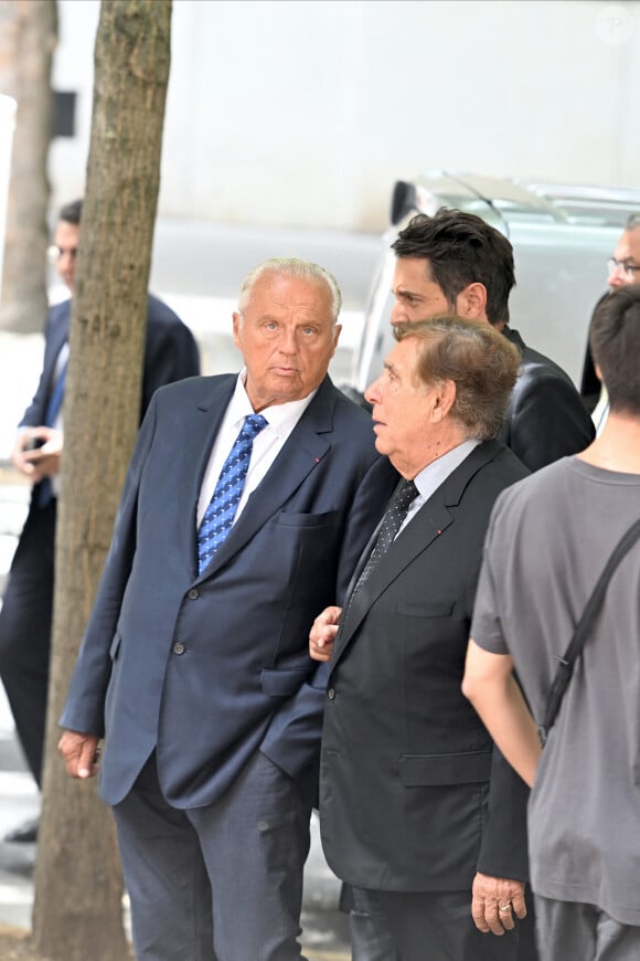 A l'image de Gérard Louvin, Vincent Cerutti et Jean-Pierre Foucault 
Gérard Louvin, Vincent Cerutti et Jean-Pierre Foucault - Arrivées aux obsèques de Nonce Paolini en l'église Saint-Honoré-d'Eylau, 66 bis, avenue Raymond-Poincaré à Paris, France, le 23 juillet 2024.