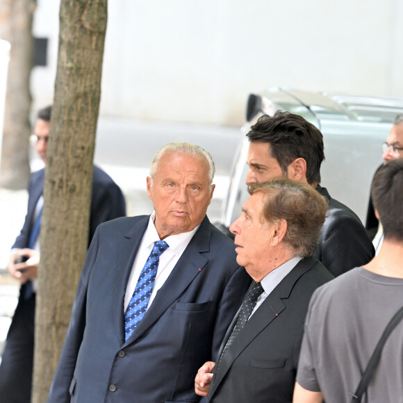 A l'image de Gérard Louvin, Vincent Cerutti et Jean-Pierre Foucault 
Gérard Louvin, Vincent Cerutti et Jean-Pierre Foucault - Arrivées aux obsèques de Nonce Paolini en l'église Saint-Honoré-d'Eylau, 66 bis, avenue Raymond-Poincaré à Paris, France, le 23 juillet 2024.