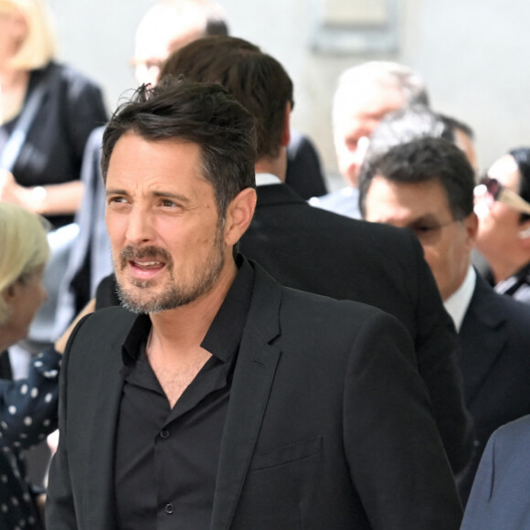 Vincent Cerutti, Gérard Louvin et Jean-Pierre Foucault - Arrivées aux obsèques de Nonce Paolini en l'église Saint-Honoré-d'Eylau, 66 bis, avenue Raymond-Poincaré à Paris, France, le 23 juillet 2024.