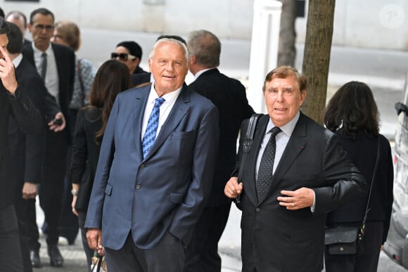 Gérard Louvin et Jean-Pierre Foucault - Arrivées aux obsèques de Nonce Paolini en l'église Saint-Honoré-d'Eylau, 66 bis, avenue Raymond-Poincaré à Paris, France, le 23 juillet 2024.