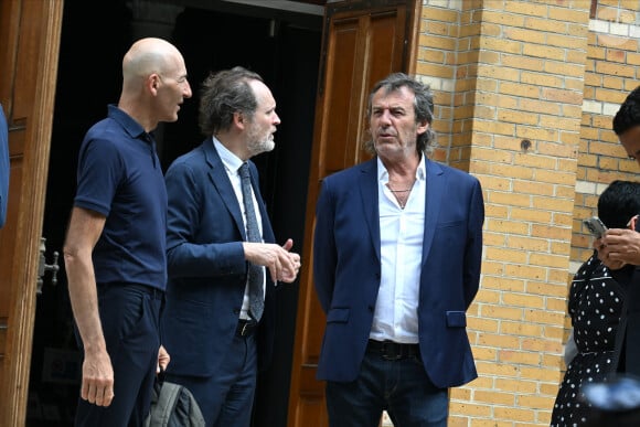 Nicolas Canteloup, Jean-Marc Dumontet et Jean-Luc Reichmann - Sorties des obsèques de Nonce Paolini en l'église Saint-Honoré-d'Eylau, 66 bis, avenue Raymond-Poincaré à Paris, France, le 23 juillet 2024.