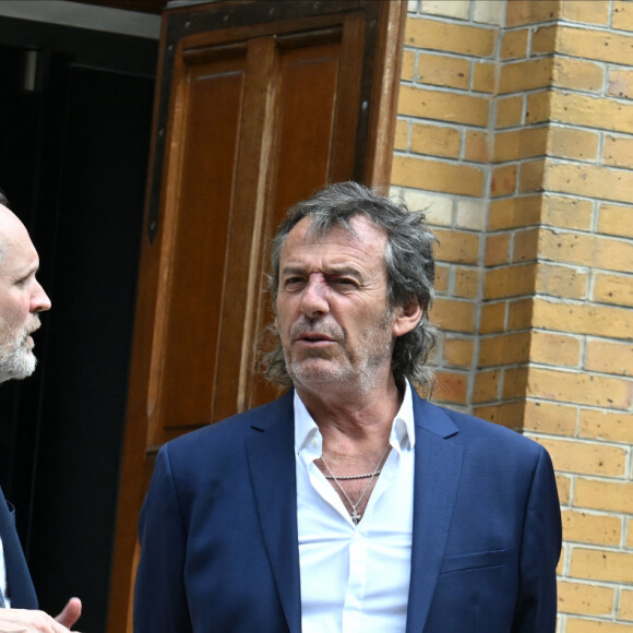 Nicolas Canteloup, Jean-Marc Dumontet et Jean-Luc Reichmann - Sorties des obsèques de Nonce Paolini en l'église Saint-Honoré-d'Eylau, 66 bis, avenue Raymond-Poincaré à Paris, France, le 23 juillet 2024.