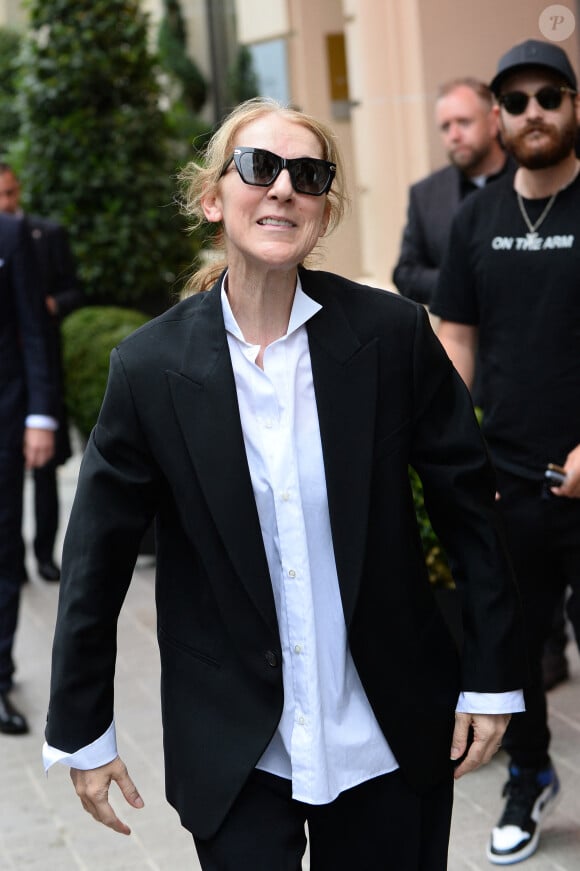 Céline Dion, accompagnée de son fils René-Charles Angélil, arrive à l'hôtel Royal Monceau à Paris avant l'ouverture des JO (Jeux Olympiques) Paris 2024 le 23 juillet 2024. La chanteuse devrait être présente à la cérémonie d'ouverture des Jeux olympiques Paris 2024, ce vendredi 26 juillet 2024.