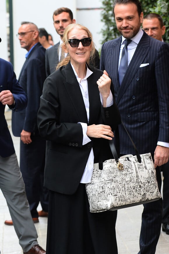 Céline Dion arrive à l'hôtel Royal Monceau à Paris avant l'ouverture des JO (Jeux Olympiques) Paris 2024 le 23 juillet 2024. La chanteuse devrait être présente à la cérémonie d'ouverture des Jeux olympiques Paris 2024, ce vendredi 26 juillet 2024