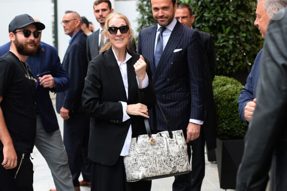 Céline Dion, accompagnée de son fils René-Charles Angélil, arrive à l'hôtel Royal Monceau à Paris avant l'ouverture des JO (Jeux Olympiques) Paris 2024 le 23 juillet 2024. La chanteuse devrait être présente à la cérémonie d'ouverture des Jeux olympiques Paris 2024, ce vendredi 26 juillet 2024.