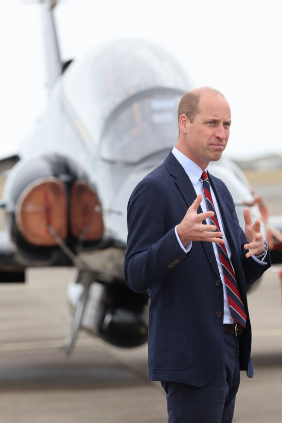 En effet, l'an dernier, le frère du prince Harry a reçu un revenu annuel de plus de 23 millions de livres sterling, grâce au domaine du duché de Cornouailles dont il s'occupe. 
Le prince William de Galles, en tant que commodore de l'air, s'est rendu dans son ancienne base de la Royal Air Force à Holyhead sur l'île d'Anglesey, où il a passé trois ans en tant que pilote d'hélicoptère. Le 9 juillet 2024 © Chris Jackson / Bestimage 