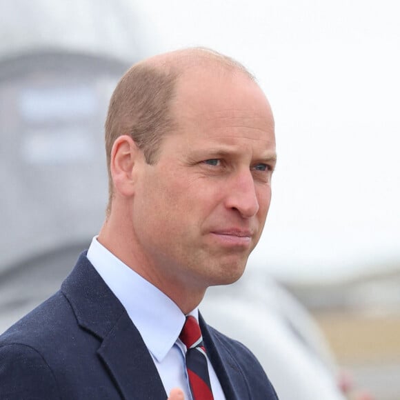 En effet, l'an dernier, le frère du prince Harry a reçu un revenu annuel de plus de 23 millions de livres sterling, grâce au domaine du duché de Cornouailles dont il s'occupe. 
Le prince William de Galles, en tant que commodore de l'air, s'est rendu dans son ancienne base de la Royal Air Force à Holyhead sur l'île d'Anglesey, où il a passé trois ans en tant que pilote d'hélicoptère. Le 9 juillet 2024 © Chris Jackson / Bestimage 