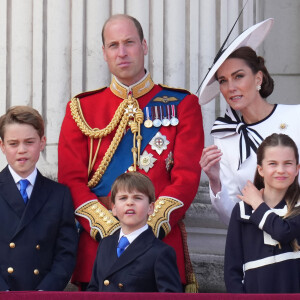 Mais à en croire le magazine "Hello", le futur roi d'Angleterre a dernièrement touché le jackpot !
Le prince George, le prince Louis, la princesse Charlotte, le prince William, prince de Galles et Catherine Kate Middleton, princesse de Galles - Les membres de la famille royale britannique au balcon du Palais de Buckingham lors de la parade militaire "Trooping the Colour" à Londres le 15 juin 2024 © Julien Burton / Bestimage 