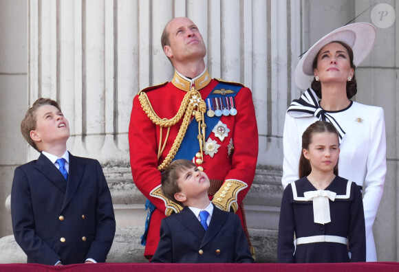 Le prince George, le prince Louis, la princesse Charlotte, le prince William, prince de Galles et Catherine Kate Middleton, princesse de Galles - Les membres de la famille royale britannique au balcon du Palais de Buckingham lors de la parade militaire "Trooping the Colour" à Londres le 15 juin 2024 © Julien Burton / Bestimage 