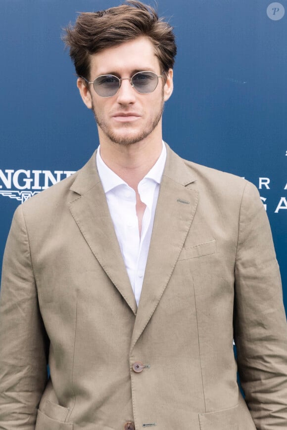 "2 mois se sont écoulés [...] et le temps n'a fait que renforcer la profondeur de ton absence. Il y a dans cette absence quelque chose d'irréel et d'infiniment poignant", a-t-il confié. 
Jean-Baptiste Maunier - Photocall du Prix de Diane Longines 2022 à Chantilly le 19 juin 2022. © Jack Tribeca / Bestimage