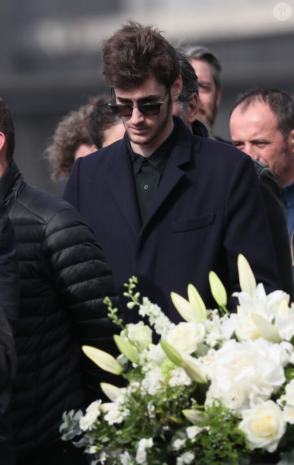 En mai dernier, et avec beaucoup de tristesse, le comédien a annoncé le décès de Muriel Maunier. 
Jean-Baptiste Maunier lors des obsèques de Véronique Colucci au cimetière communal de Montrouge, le 12 avril 2018.