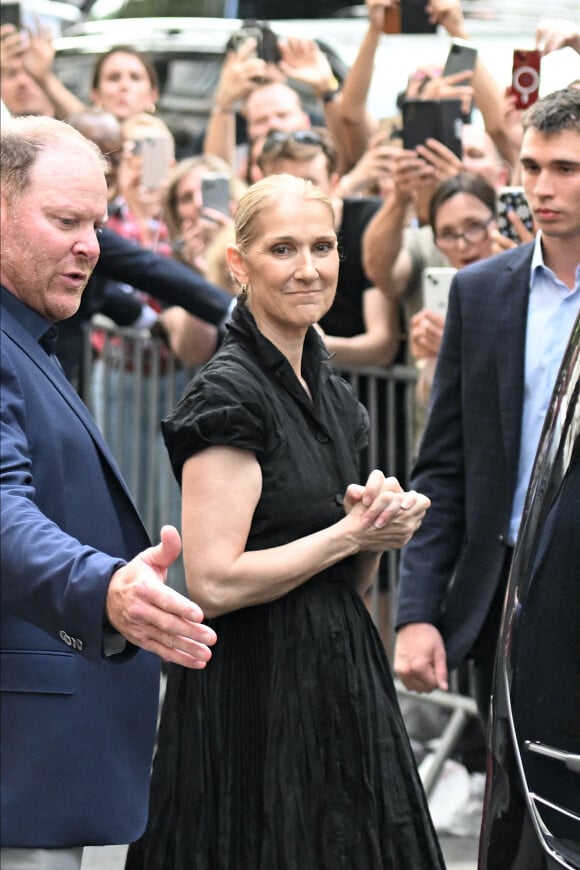 C'est confirmé par "Le Parisien" : Céline Dion devrait reprendre "L'Hymne à l'amour" d'Edith Piaf lors la cérémonie d'ouverture des JO
Céline Dion à la sortie de l'hôtel Royal Monceau à Paris avant l'ouverture des Jeux Olympiques de Paris