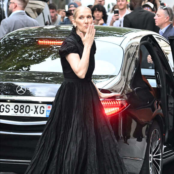 Céline Dion à la sortie de l'hôtel Royal Monceau à Paris avant l'ouverture des Jeux Olympiques (JO) de Paris 2024, à Paris, France, le 24 juillet 2024