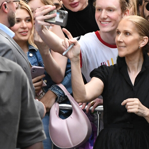 Céline Dion à la sortie de l'hôtel Royal Monceau à Paris avant l'ouverture des Jeux Olympiques (JO) de Paris 2024, à Paris, France, le 24 juillet 2024