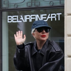 La chanteuse pop Lady Gaga, aperçue dans les rues de Paris, performera également pendant la soirée
Lady Gaga salue ses fans en sortant par le toit ouvrant de sa voiture dans les rues de Paris, le 22 juillet 2024