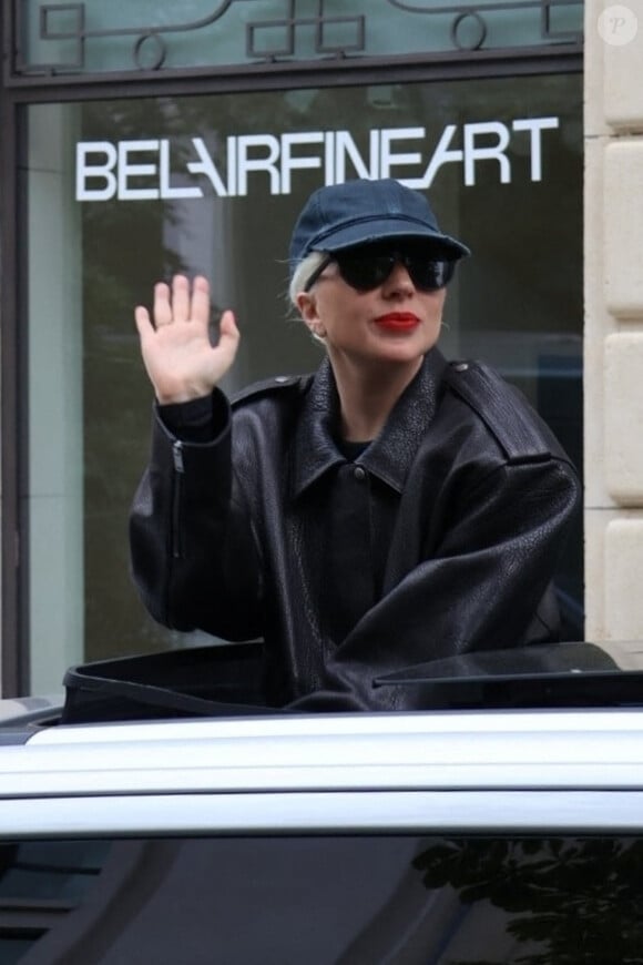 La chanteuse pop Lady Gaga, aperçue dans les rues de Paris, performera également pendant la soirée
Lady Gaga salue ses fans en sortant par le toit ouvrant de sa voiture dans les rues de Paris, le 22 juillet 2024