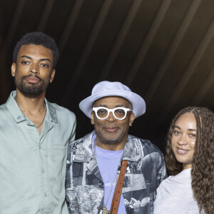 Le grand Spike Lee ne pouvait bien évidemment pas rater cet événement et c'est accompagné de ses enfants qu'il a posé pour les photographes. 
Jackson Lee, Spike Lee, Satchel Lee - Photocall du dîner "Prelude pour les JO" à la Fondation Vuitton à Paris, France, le 25 juillet 2024. © Olivier Borde/Bestimage