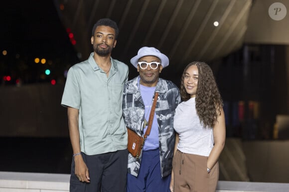 Le grand Spike Lee ne pouvait bien évidemment pas rater cet événement et c'est accompagné de ses enfants qu'il a posé pour les photographes. 
Jackson Lee, Spike Lee, Satchel Lee - Photocall du dîner "Prelude pour les JO" à la Fondation Vuitton à Paris, France, le 25 juillet 2024. © Olivier Borde/Bestimage