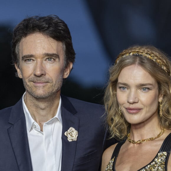 Last but not least, Natalia Vodianova a été vue tout sourire aux côtés de son richissime mari, Antoine Arnault. 
Antoine Arnault, Natalia Vodianova - Photocall du dîner "Prelude pour les JO" à la Fondation Vuitton à Paris, France, le 25 juillet 2024. © Olivier Borde/Bestimage