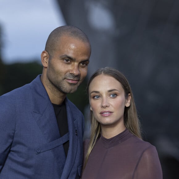 Tony Parker avec sa compagne Agathe Teyssier - Photocall du dîner "Prelude pour les JO" à la Fondation Vuitton à Paris, France, le 25 juillet 2024. © Olivier Borde/Bestimage