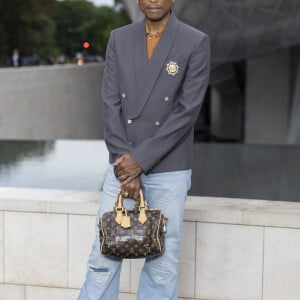 Pharrell Williams qui a, lui aussi, travaillé main dans la main avec Anna Wintour et Bernard Arnault a fait une apparition remarqué tout de Vuitton vêtu. 
Pharrell Williams - Photocall du dîner "Prelude pour les JO" à la Fondation Vuitton à Paris, France, le 25 juillet 2024. © Olivier Borde/Bestimage