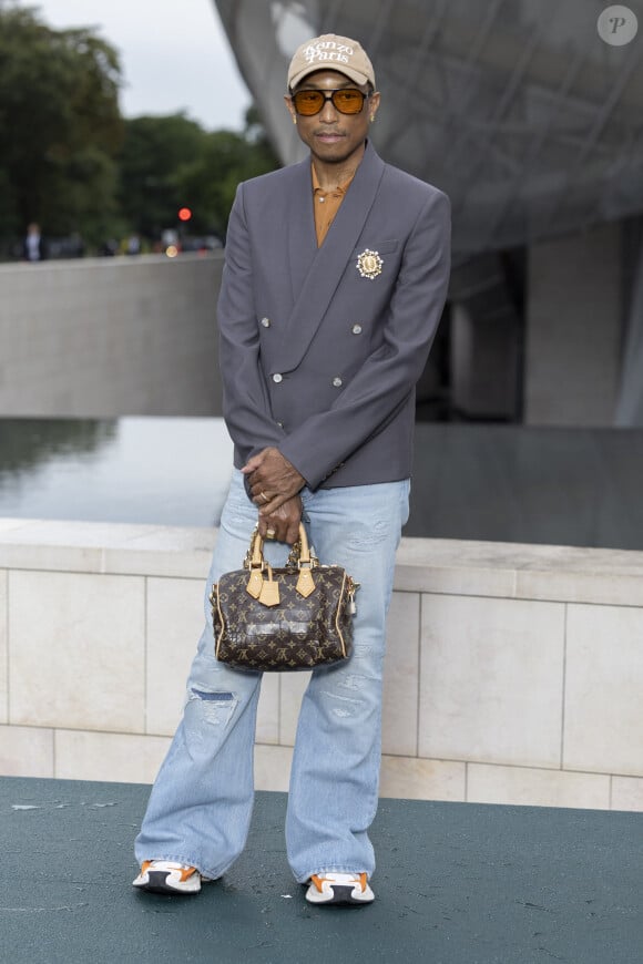 Pharrell Williams qui a, lui aussi, travaillé main dans la main avec Anna Wintour et Bernard Arnault a fait une apparition remarqué tout de Vuitton vêtu. 
Pharrell Williams - Photocall du dîner "Prelude pour les JO" à la Fondation Vuitton à Paris, France, le 25 juillet 2024. © Olivier Borde/Bestimage