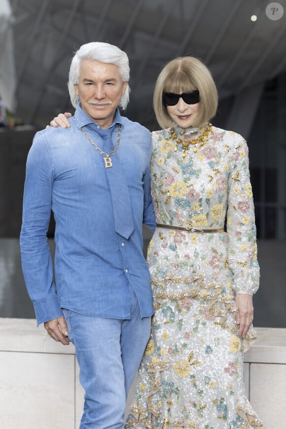 Outre Hélène et Omar Sy qui ont fait sensation, Anna Wintour co-organisatrice de cette soirée "prélude", avec le magazine Vogue, était bien évidemment présente. 
Baz Luhrmann, Anna Wintour - Photocall du dîner "Prelude pour les JO" à la Fondation Vuitton à Paris, France, le 25 juillet 2024. © Olivier Borde/Bestimage