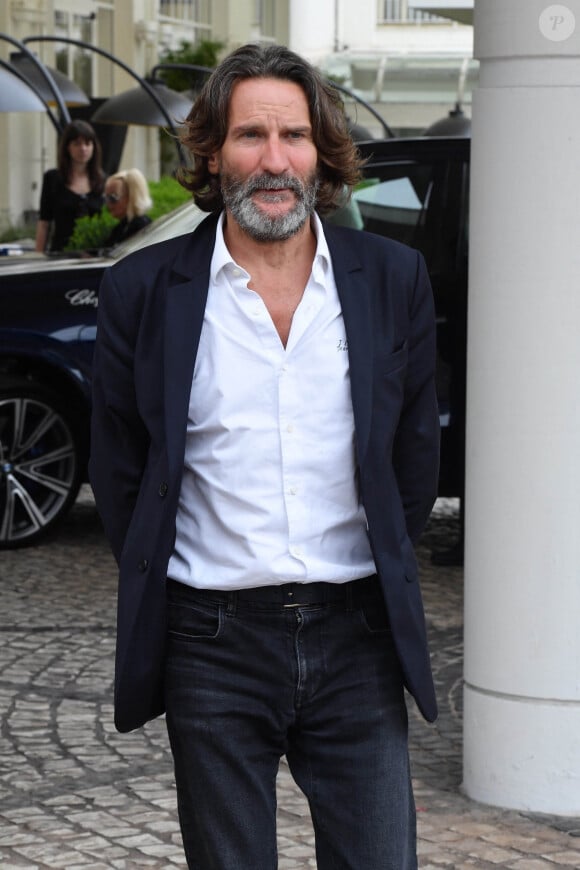 Elle accusait Frédéric Beigbeder de lui avoir imposé une pénétration digitale alors qu'elle n'était pas consentante.
Frédéric Beigbeder à la sortie de l'hôtel "Martinez" lors du 75ème Festival International du Film de Cannes, le 22 mai 2022.