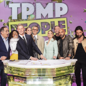 Hugo Manos, compagnon de Laurent Ruquier, sur le plateau de l'émission "TPMP People", aux côtés de Laurent Fontaine, Ludivine Rétory, April Benayoum, Guillaume Frisquet, Matthieu Delormeau, Fiona Deshayes, Jean-Michel Maire et Florian Anselme, le 28 janvier 2022 © Jack Tribeca / Bestimage