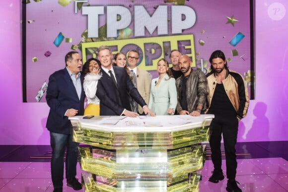 Hugo Manos, compagnon de Laurent Ruquier, sur le plateau de l'émission "TPMP People", aux côtés de Laurent Fontaine, Ludivine Rétory, April Benayoum, Guillaume Frisquet, Matthieu Delormeau, Fiona Deshayes, Jean-Michel Maire et Florian Anselme, le 28 janvier 2022 © Jack Tribeca / Bestimage