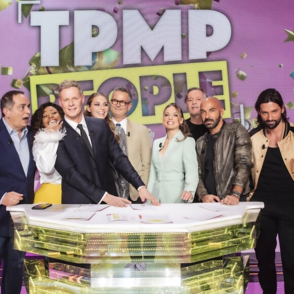 Hugo Manos, compagnon de Laurent Ruquier, sur le plateau de l'émission "TPMP People", aux côtés de Laurent Fontaine, Ludivine Rétory, April Benayoum, Guillaume Frisquet, Matthieu Delormeau, Fiona Deshayes, Jean-Michel Maire et Florian Anselme, le 28 janvier 2022 © Jack Tribeca / Bestimage