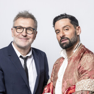 Laurent Ruquier et Hugo Manos ne cachent plus l'histoire d'amour qu'ils ont entamée il y a déjà plusieurs années.
Laurent Ruquier et son compagnon Hugo Manos sur le tournage de l'émission "La chanson secrète" pour TF1 © Guillaume Gaffiot-Cyril Moreau / Bestimage