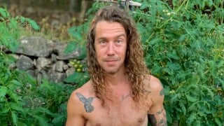 Julien Doré papa : son fils, fier, prend la pose et il a déjà un sens du style bien à lui !