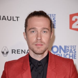 Julien Doré assistant au photocall de l'émission "On n'est pas couché" lors du 70e Festival de Cannes, le 24 mai 2017. Julien Reynaud/APS-Medias/ABACAPRESS.COM