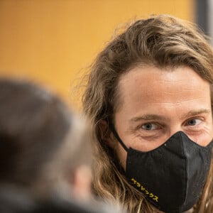 Conférence de presse du chanteur Julien Doré dans les locaux du Secours Populaire Français des Alpes Maritimes pour soutenir les victimes de la tempête Alex, le 23 novembre 2020. Lucie Choquet/ABACAPRESS.COM